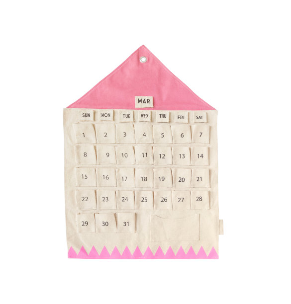 特写可爱的织物挂日历在三月月孤立在白色的背景图片下载
