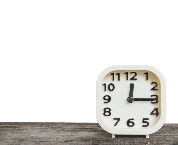 特写白色时钟显示12点15分在旧木桌上孤立的白色背景与复制空间图片下载