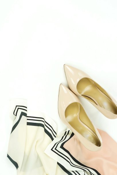 浅粉色，米色女性高跟鞋上的白色背景。平躺，俯视图时尚美女背景。本空间图片下载