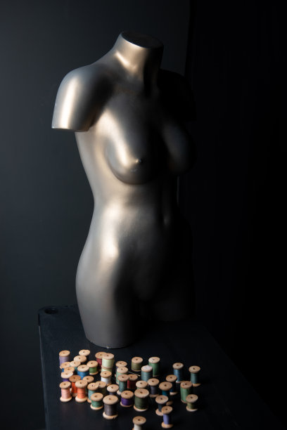 彩色缝纫棉质复古卷和裁缝的女时装模特在桌子上图片下载