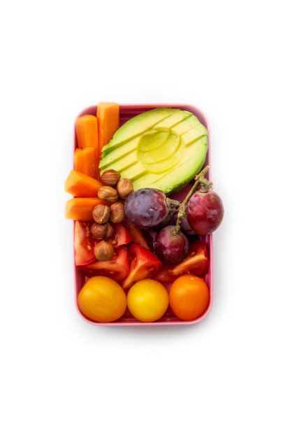 创意的布局，健康的午餐菜肴，各种各样的便当盒放在木桌上。三明治，沙拉配谷物和石榴籽，鲑鱼配米饭和水果点心。办公室或学校午餐的概念图片下载