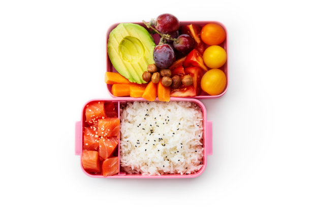 创意的布局，健康的午餐菜肴，各种各样的便当盒放在木桌上。三明治，沙拉配谷物和石榴籽，鲑鱼配米饭和水果点心。办公室或学校午餐的概念图片下载