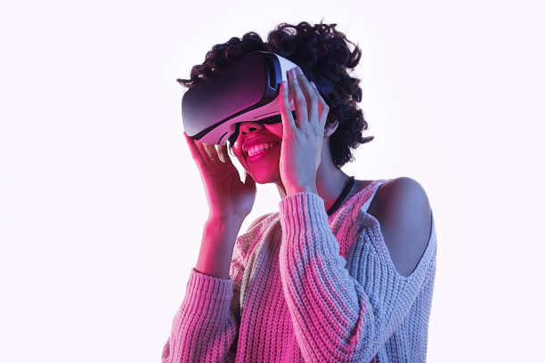 戴VR眼镜的微笑黑人少女图片下载