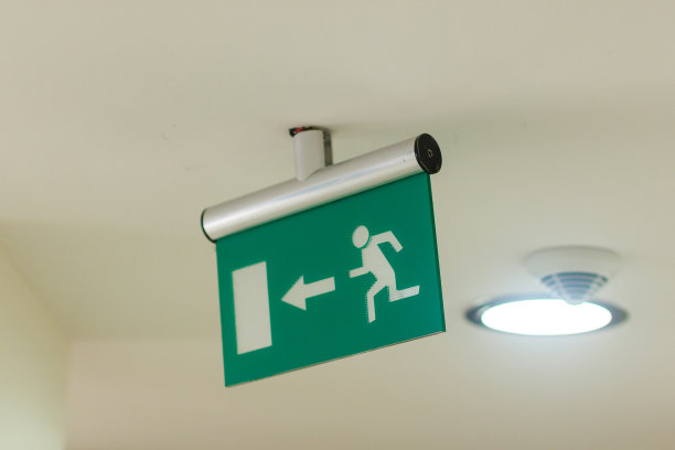 商场紧急出口绿色标志。图片下载