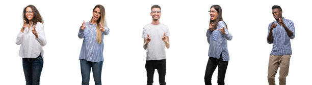 小组和团队的年轻商人在孤立的白色背景指向相机与快乐和有趣的脸。良好的能量和共鸣。图片下载