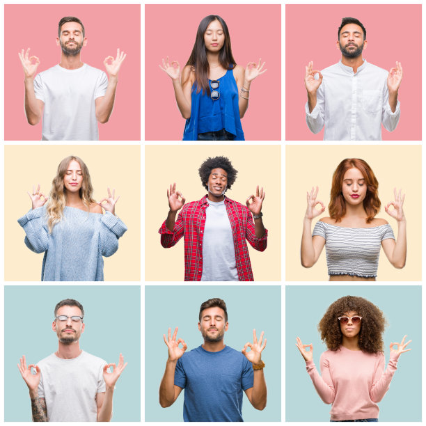 一群年轻的女人和男人在彩色的孤立的背景放松和微笑闭着眼睛做冥想手势与手指。瑜伽的概念。图片下载