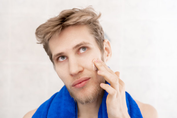 这个年轻人早上把面霜涂在脸上图片下载