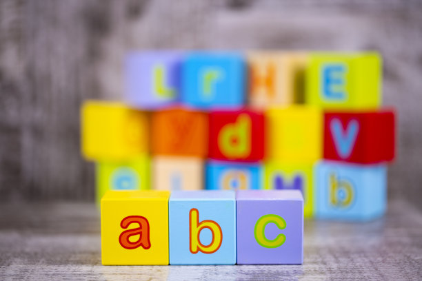 彩色木制字母;A, b, c写。教育理念的照片。图片下载