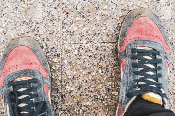 人们在城市的盐渍路面上穿鞋图片下载