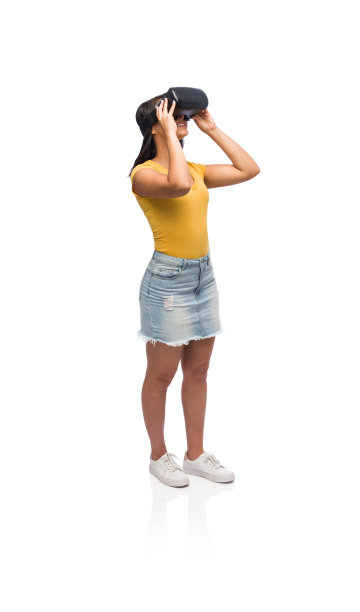 年轻女子戴着虚拟现实眼镜图片下载