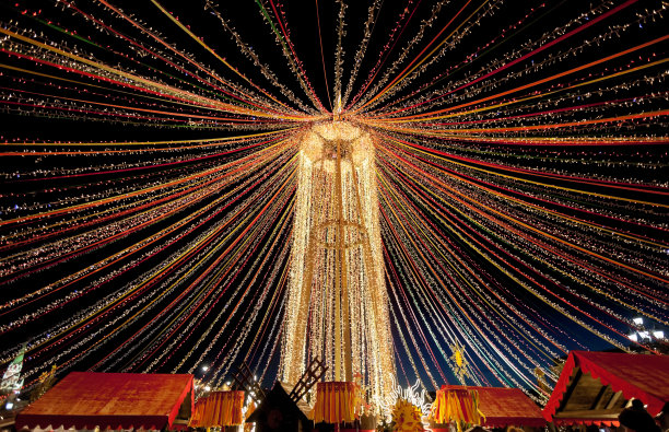 莫斯科马涅日广场上装饰着俄罗斯传统春季节日马斯伦尼察花环。图片下载