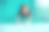 漂亮的年轻红发白人女孩在室内游泳池游泳。健康的生活方式。图片下载
