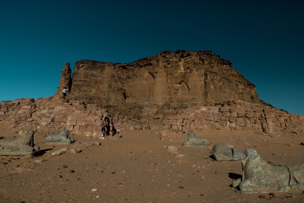 这是纳帕塔阿蒙神庙的最后一根柱子，位于杰别巴克尔山脚下图片下载