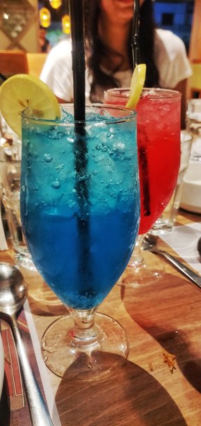 两杯鸡尾酒图片下载