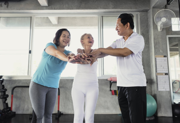 学长群友在瑜伽馆微笑，开心。老年人健康的生活方式。图片下载