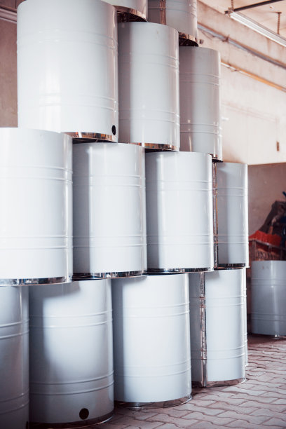 一个大型废物回收工厂的放射性桶图片下载