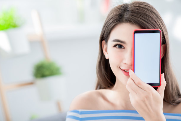 女人展示智能手机素材图片