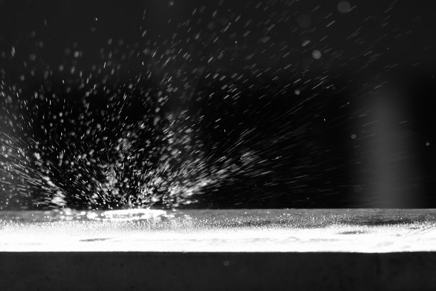 在西班牙的多米瓦，水滴从窗户掉落并溅出图片下载