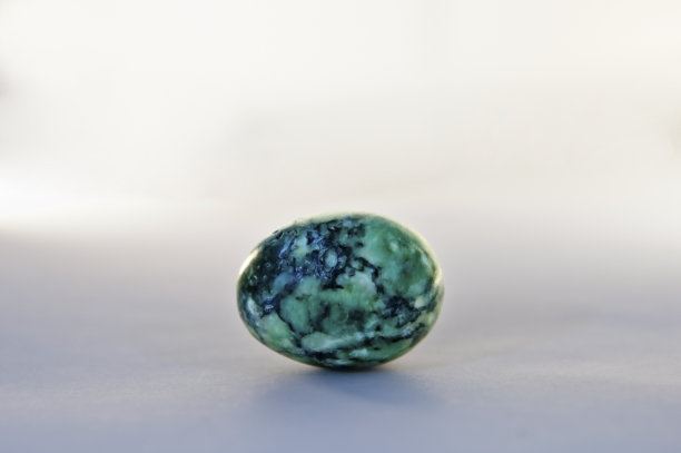 蓝色和绿色的卵形岩石。图片下载