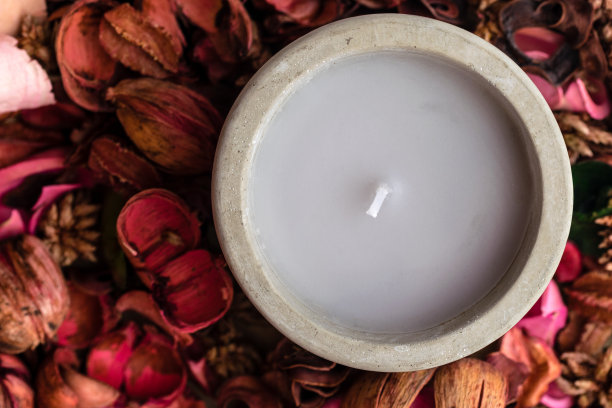 单混凝土蜡烛顶视图。干花装饰。特写照片。图片下载