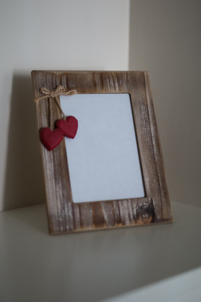 房子里家具上的木制相框图片下载