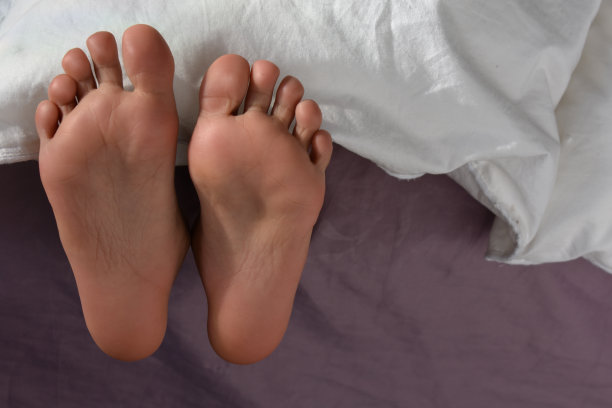 床上小孩脚的地板图片下载