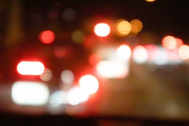 城市街灯散景背景。雨天交通的散焦灯图片下载