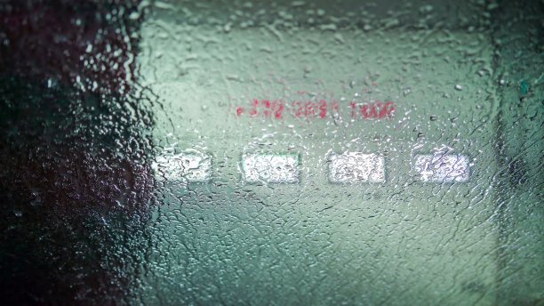 强烈的水流到了汽车的挡风玻璃上图片下载