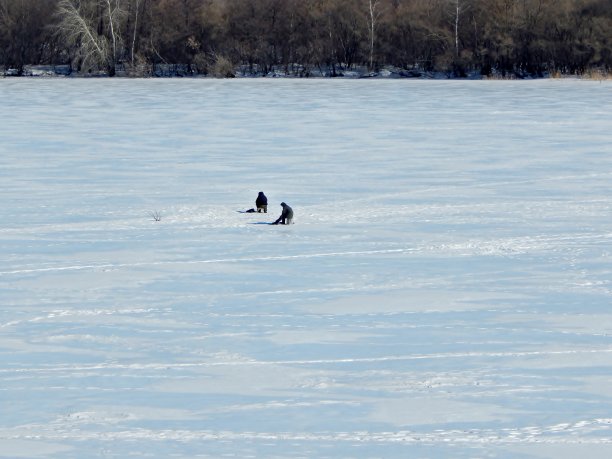 zna河的冬季钓鱼之旅。/冬天在河上钓鱼。图片下载