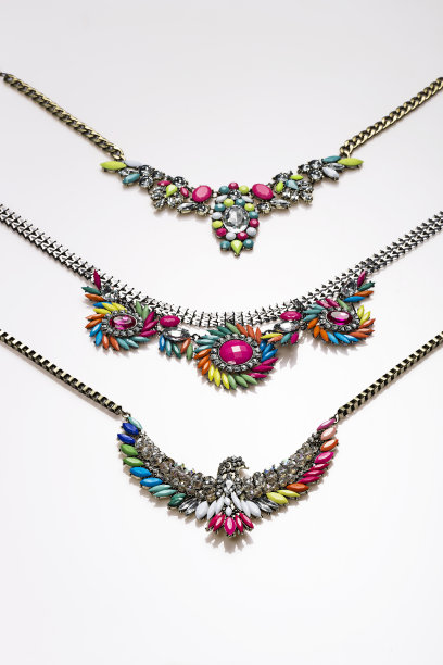 多色项链孤立在白色背景素材图片