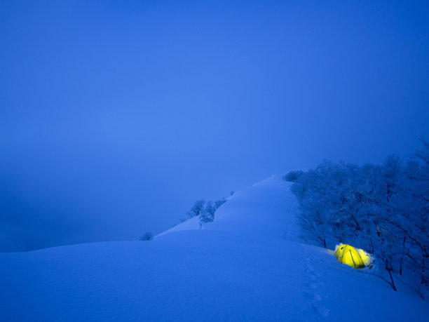 雾中的帐篷图片下载