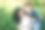 妈妈和儿子吃草莓的照片。快乐的年轻家庭在户外度假。妈妈，小男孩在毯子上野餐，草地，大自然。家庭度假的概念。图片下载