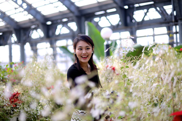 年轻女子在公园微笑图片下载