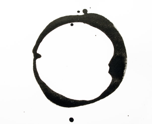 白色背景上的黑色抽象咖啡杯污渍图片下载