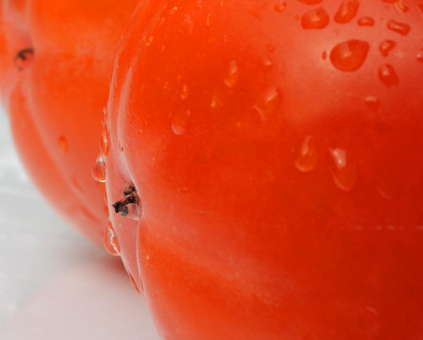 水滴在黑柿子或熟柿子上。图片下载