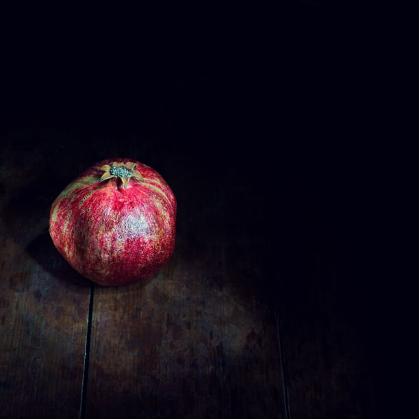 古董静物壶和石榴在旧桌子上图片下载