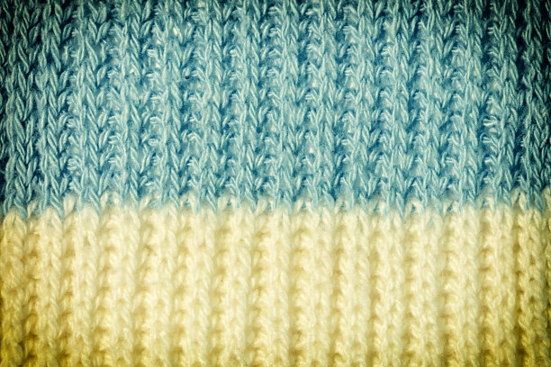 针织深浅不一的纹理。白蓝色羊毛织物特写。图片布局与小插图。图片下载