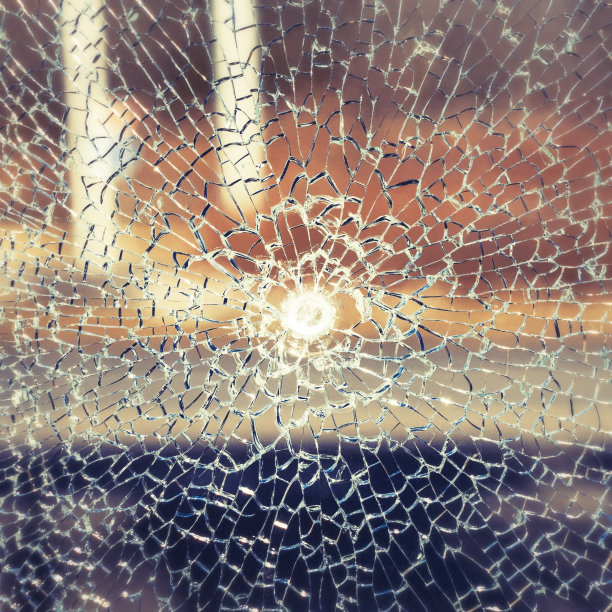 有弹孔的破碎玻璃图片下载