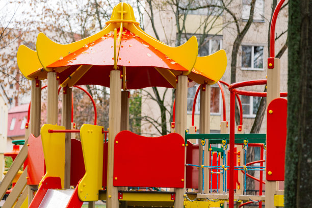 公园院子里五颜六色的操场图片下载