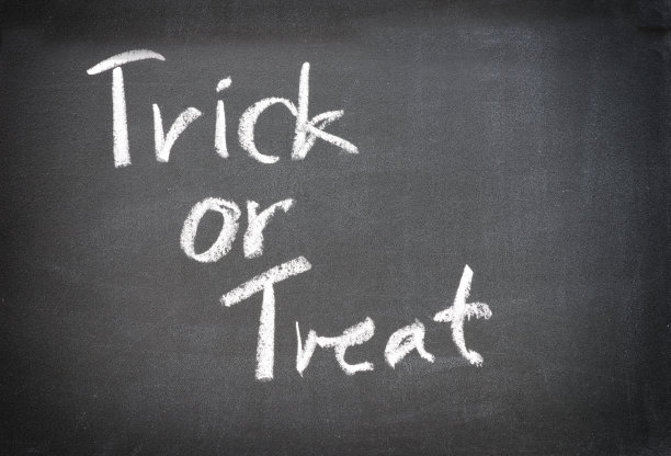 万圣节前夜的黑色黑板上的Trick or treat字-可以用来展示或蒙太奇产品图片下载