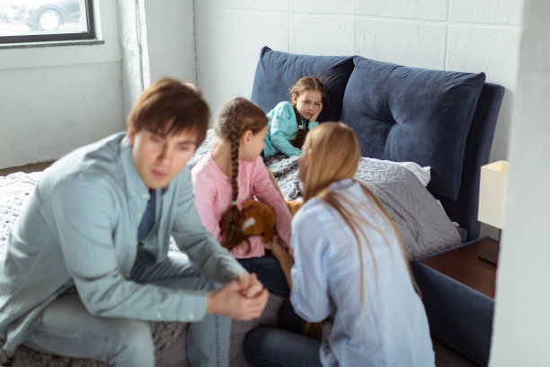 夫妻冲突后的年轻家庭照片图片下载