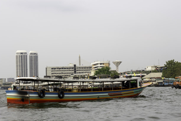 这艘长尾船行驶在湄南河上，穿过曼谷市图片下载