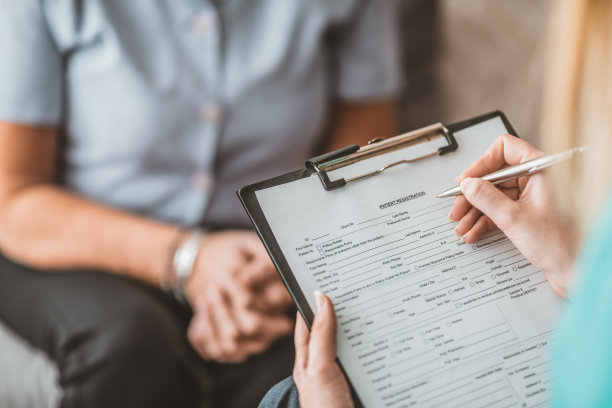 医生接受顺势疗法资深女性病人的采访。图片下载