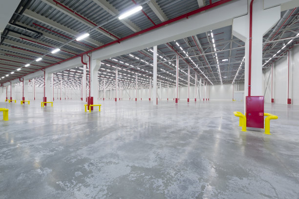 一个空荡荡的现代仓库大楼的内部图片下载