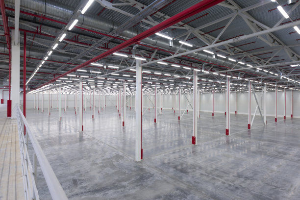 一个空荡荡的现代仓库大楼的内部图片下载