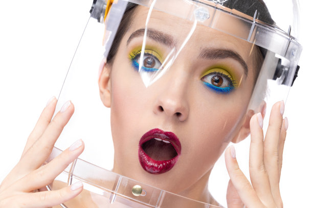 一个戴着头盔的女孩的特写图片下载