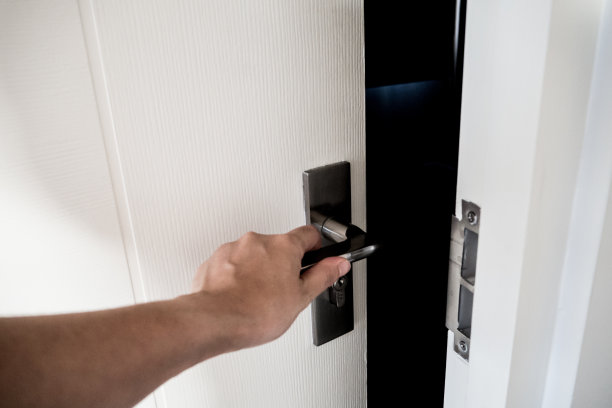 用手打开暗室的门图片下载