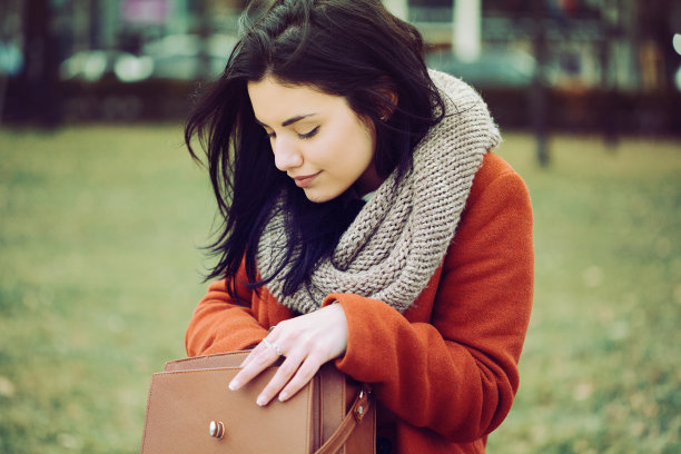 漂亮女人在钱包里找东西图片下载