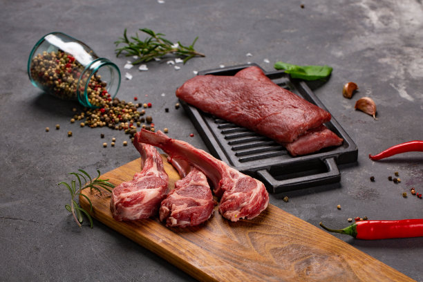 一套生生的黑安格斯牛肉带骨战斧牛排和小牛肉里脊配辣椒和胡椒粒。乡村风格。图片下载