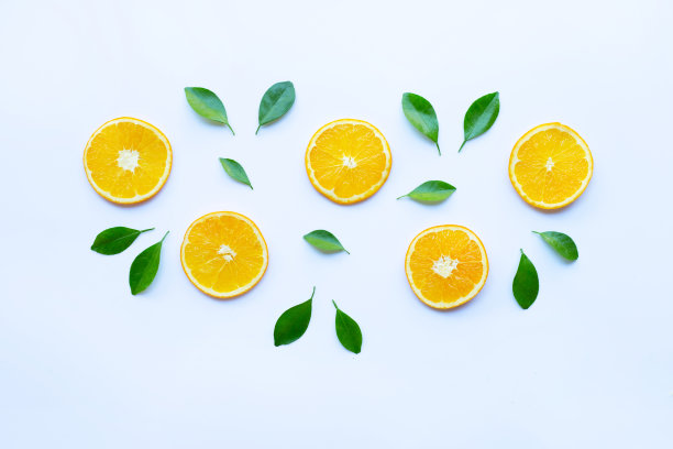 新鲜的柑橘类水果，叶子分离在白色上。图片下载